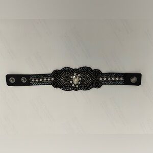 Black and silver beaded snap on bracelet